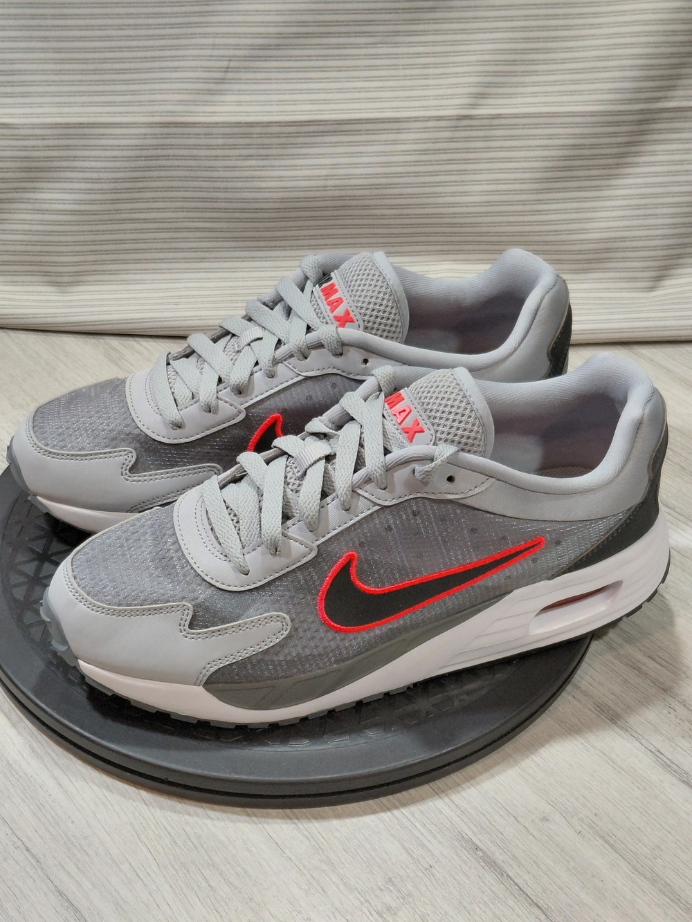 Nike Womens Air Max Solo Wolf Grey Univ Red Running Shoes DX 3666-004 Size 8.5